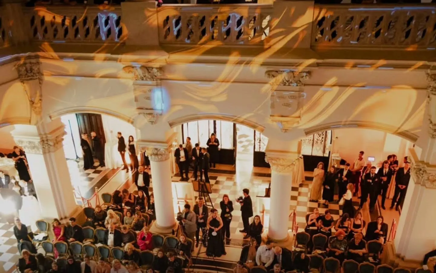 Sala Balului de la Castel, cu invitații în ținută de seară