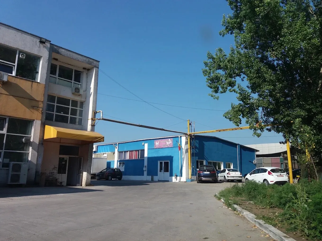Clădirea albastră a celui de-al doilea depozit Migdalin din Iași