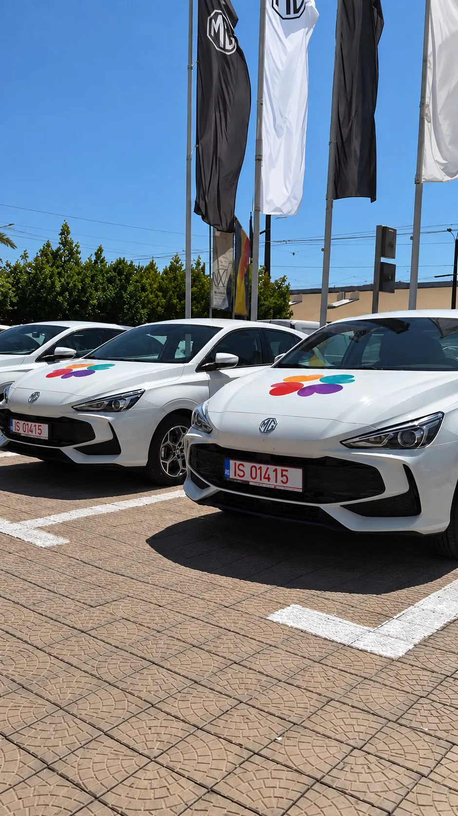 Mașini MG albe din flota Migdalin, cu rozeta pe capotă