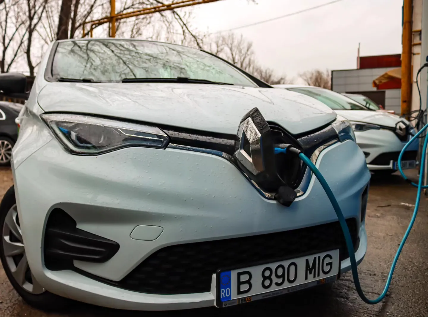 Mașini electrice Migdalin conectate la stațiile de încărcare