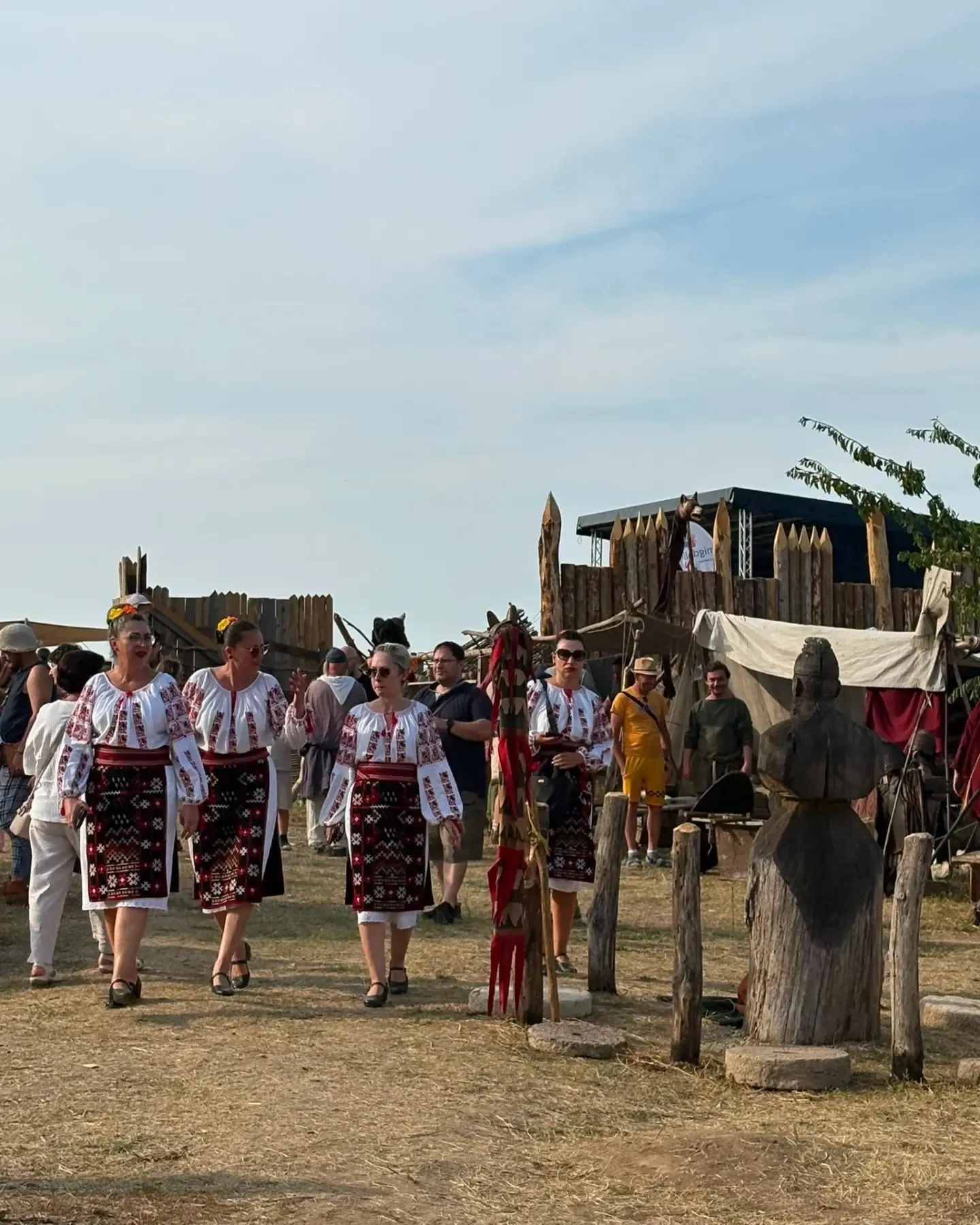 Femei în port popular la Festivalul Geto-Dava, printre palisadele cetății