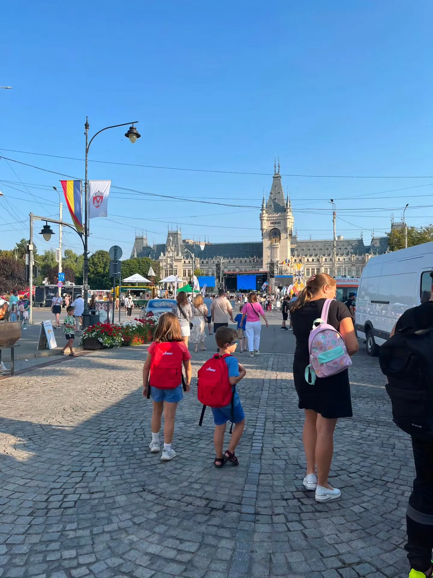 Pietonalul Ștefan cel Mare din Iași la Festivalul INIMO, cu Palatul Culturii în fundal și copii cu rucsacuri Amma