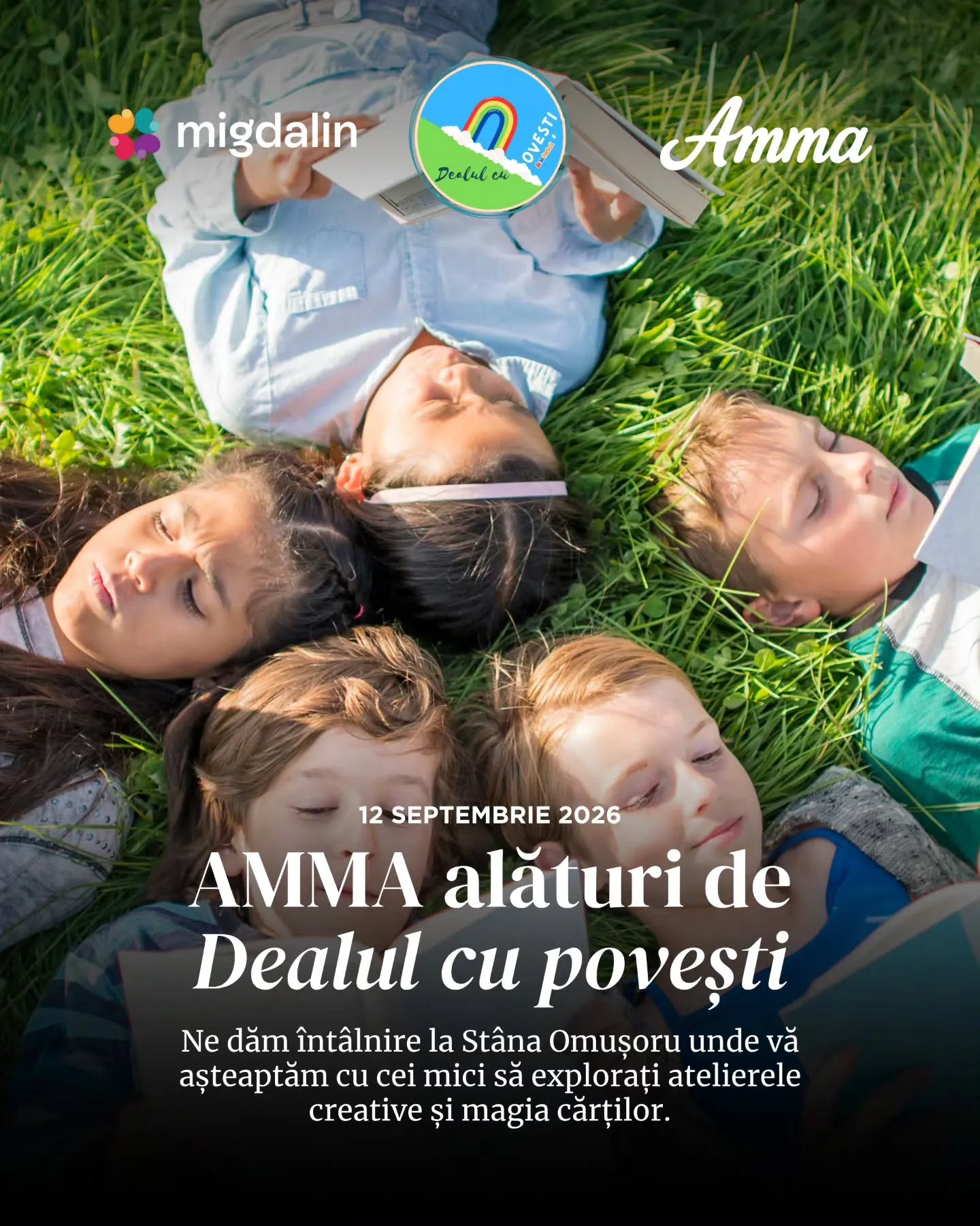 Copii întinși în iarbă în cerc, cu cărți în mână, pe grafica „Amma alături de Dealul cu povești"