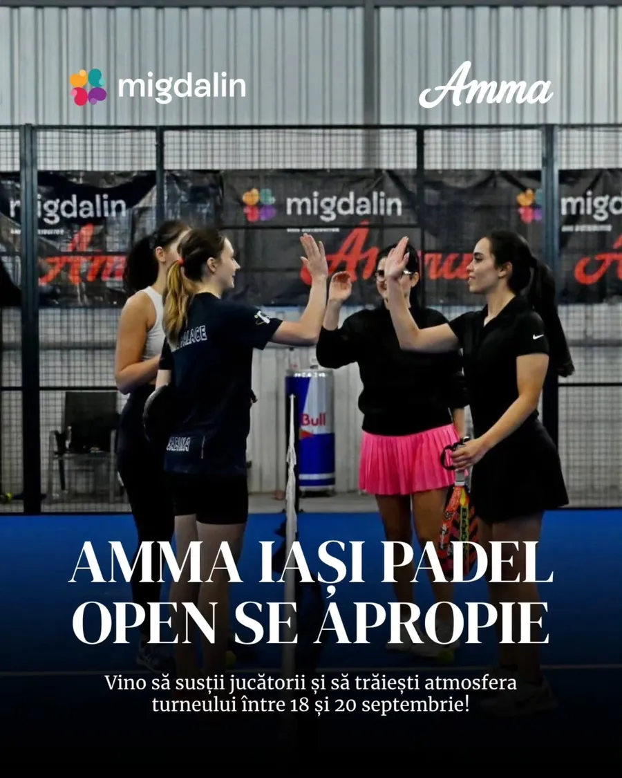 Patru jucătoare de padel bătându-și palmele la fileu, pe un teren cu bannere Migdalin și Amma