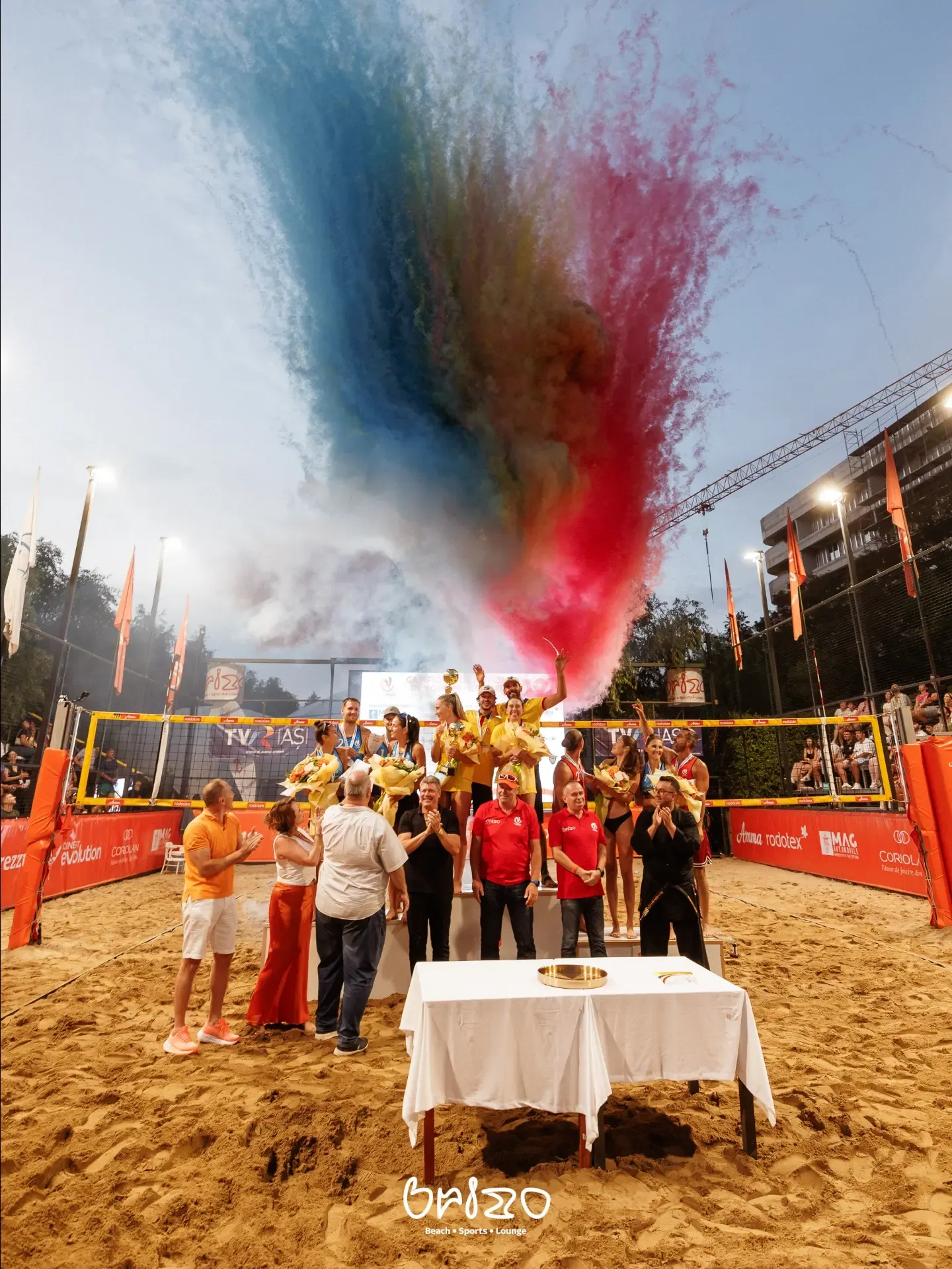 Festivitatea de premiere, cu fum colorat deasupra terenului