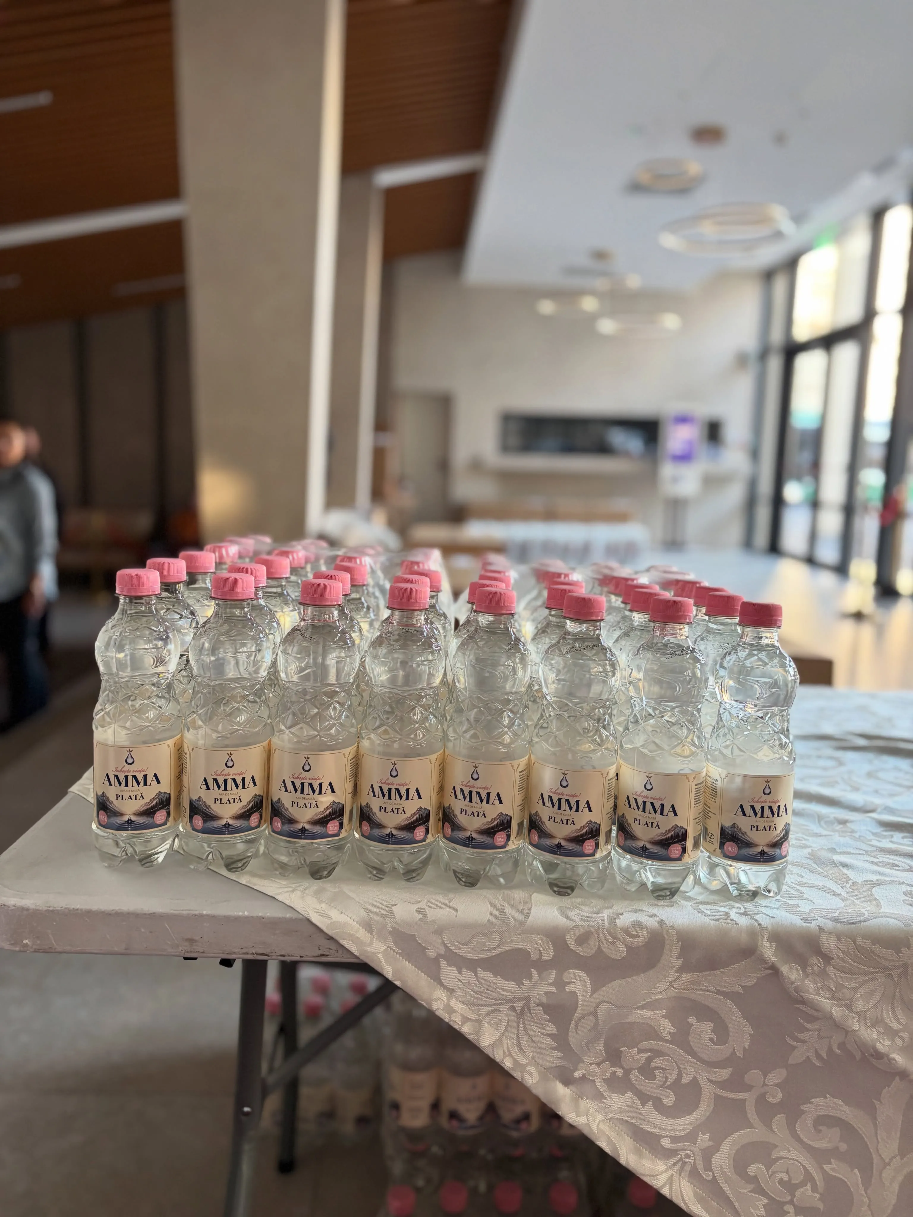 Baxuri de apă Amma pe masă, pregătite pentru invitați